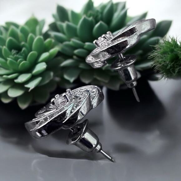 Sophisticated 18k white Silver plated Spiral Earrings w/ Cubic zirconia .50” - Picture 6 of 6